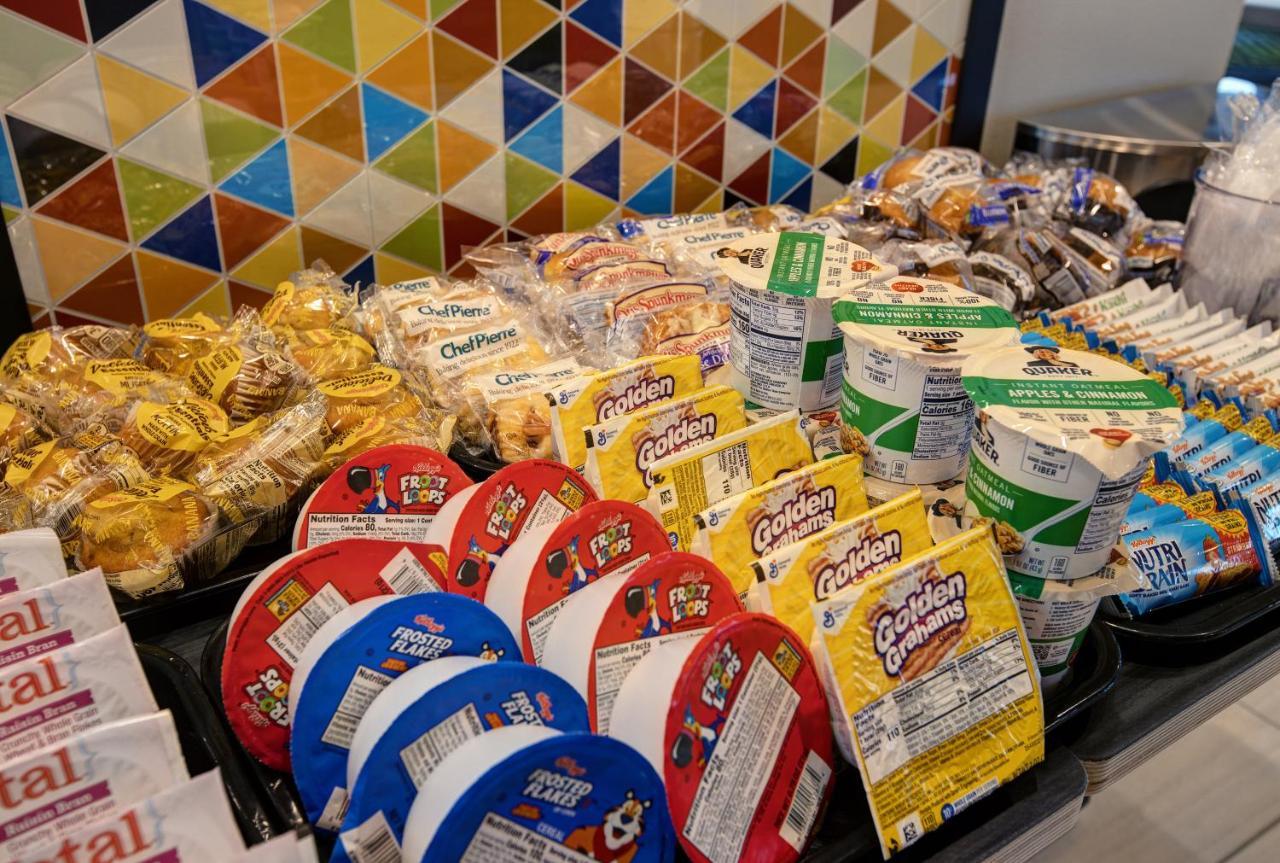 Holiday Inn Express & Suites - Milwaukee - Brookfield By Ihg מראה חיצוני תמונה