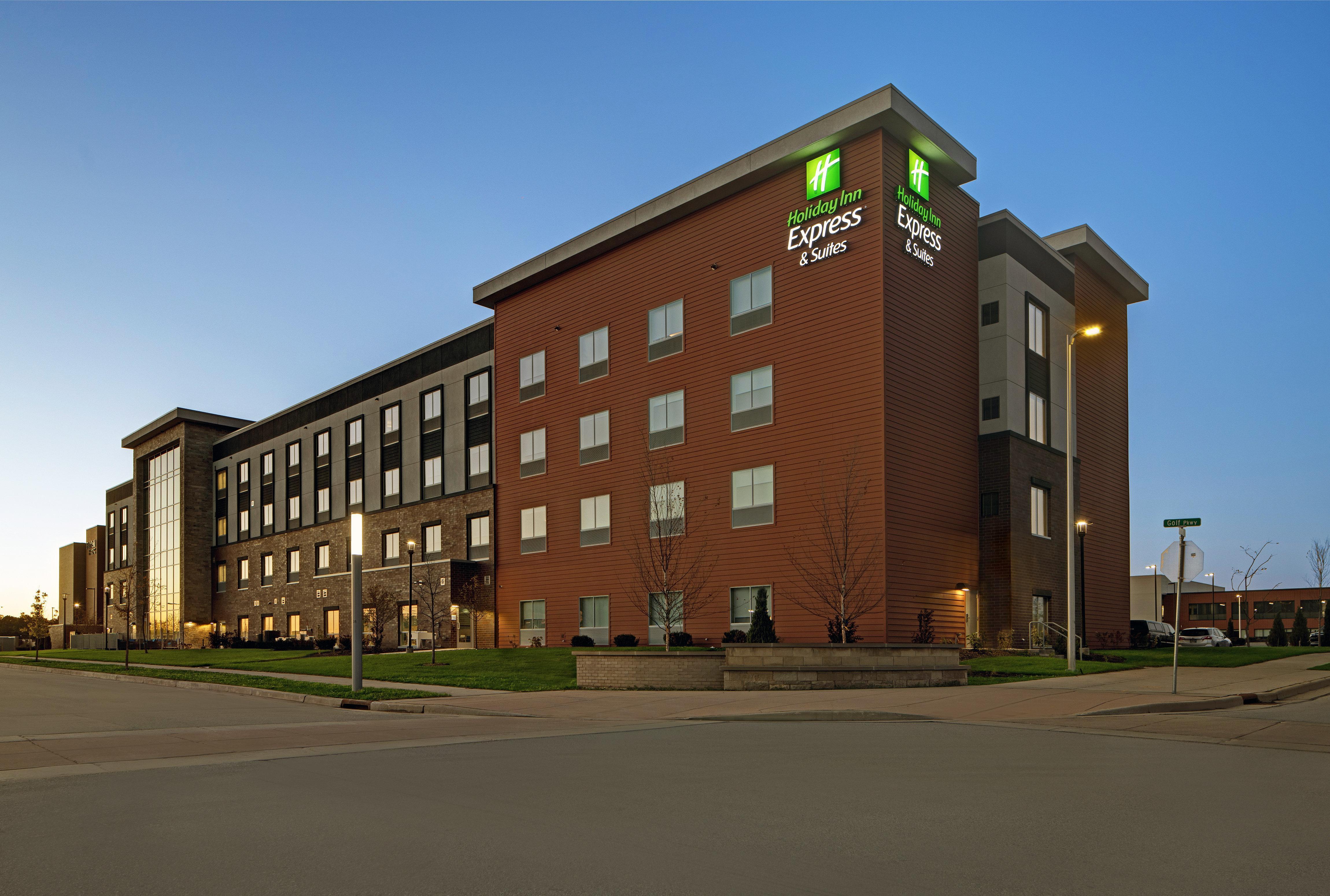 Holiday Inn Express & Suites - Milwaukee - Brookfield By Ihg מראה חיצוני תמונה